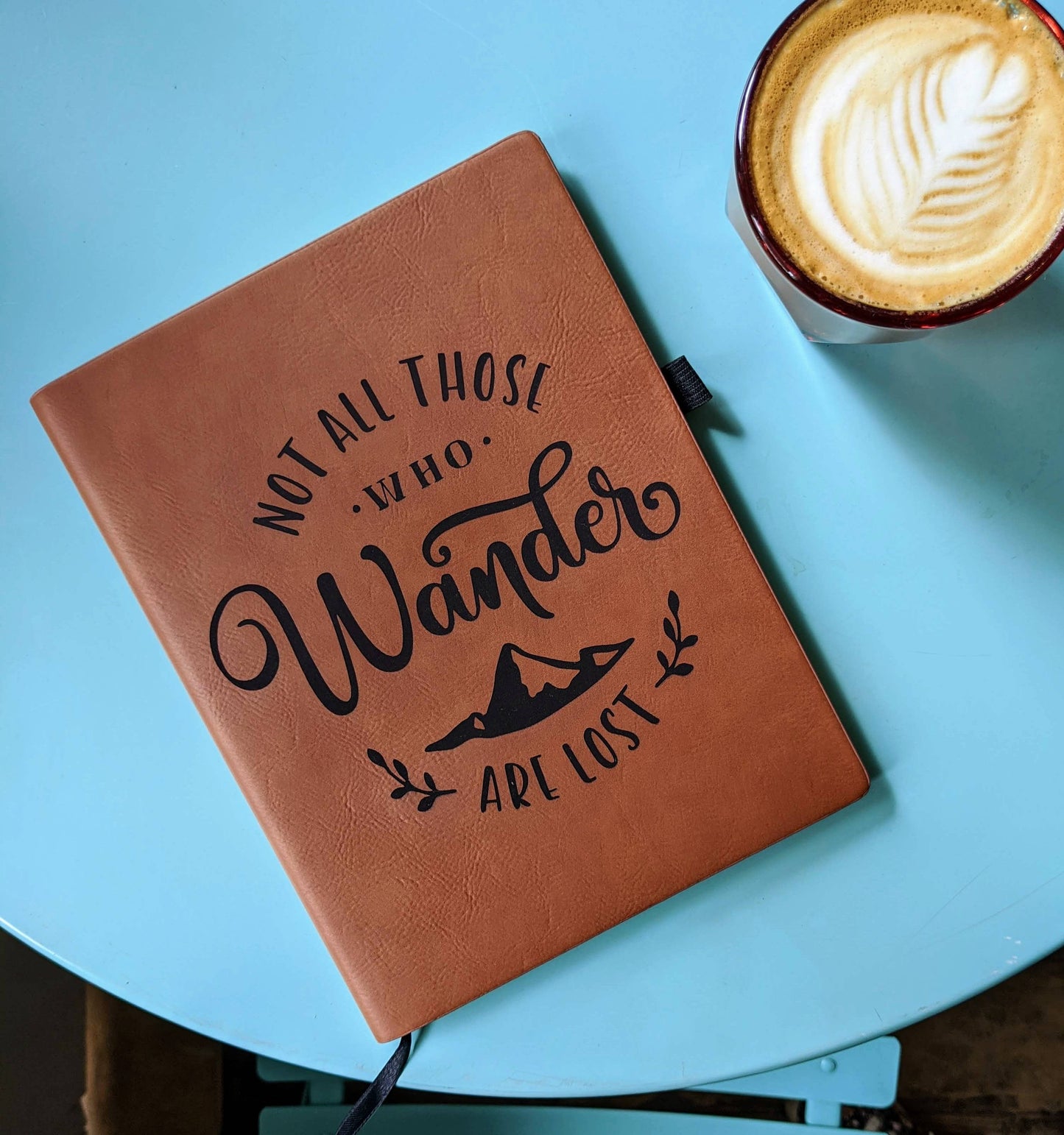 Not All Who Wander - Vegan Leather Journal (Vanlig størrelse) - Tea & Fables