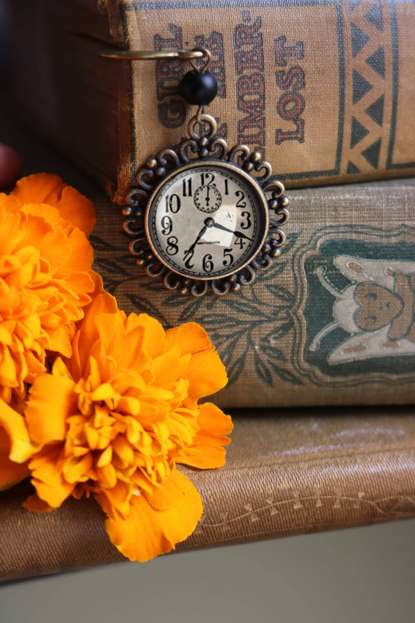 Bokmerke med anheng | Edwardian Clock - Tea & Fables