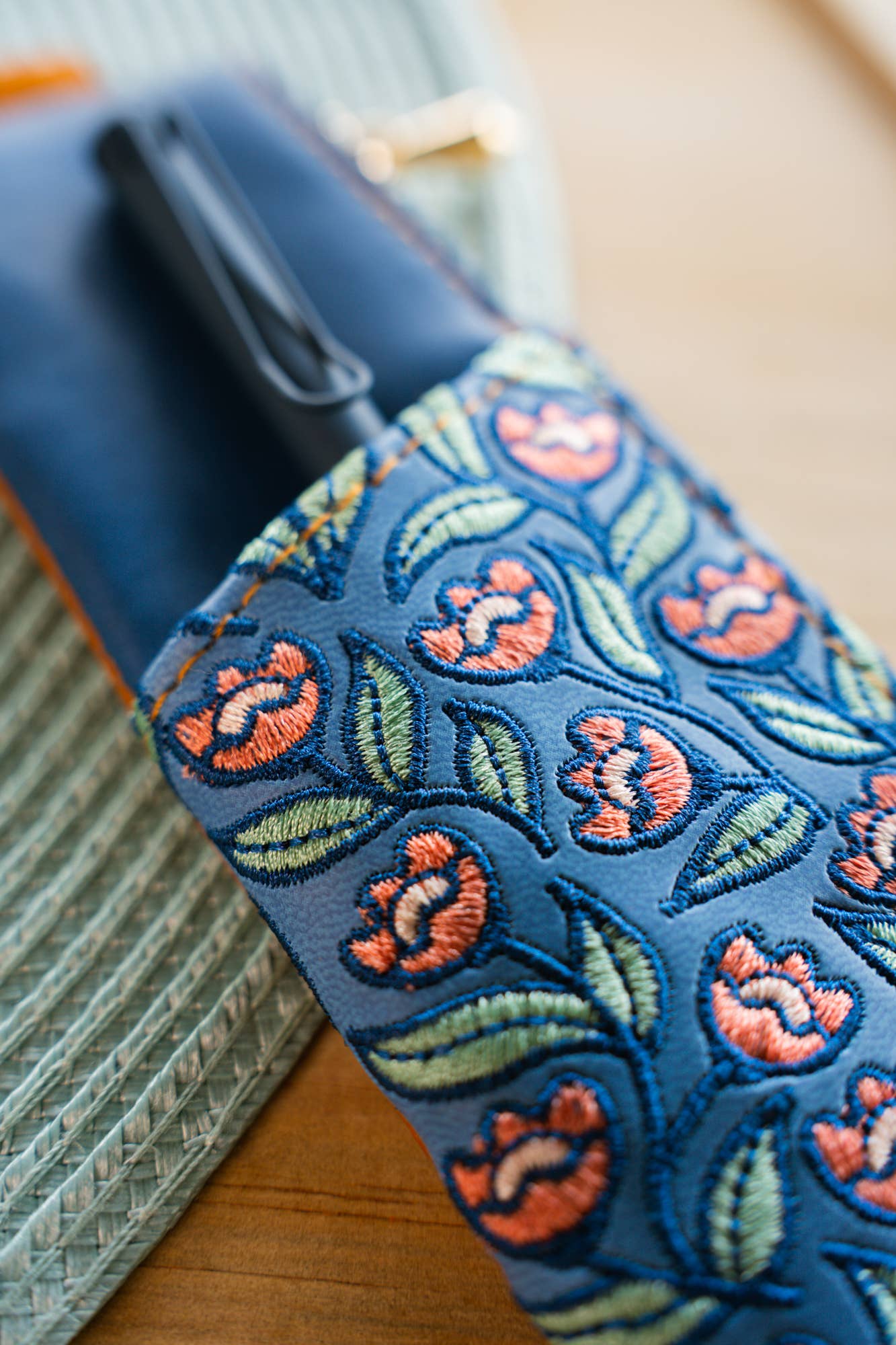 Brodert Notatbok Penal | Creeping Floral