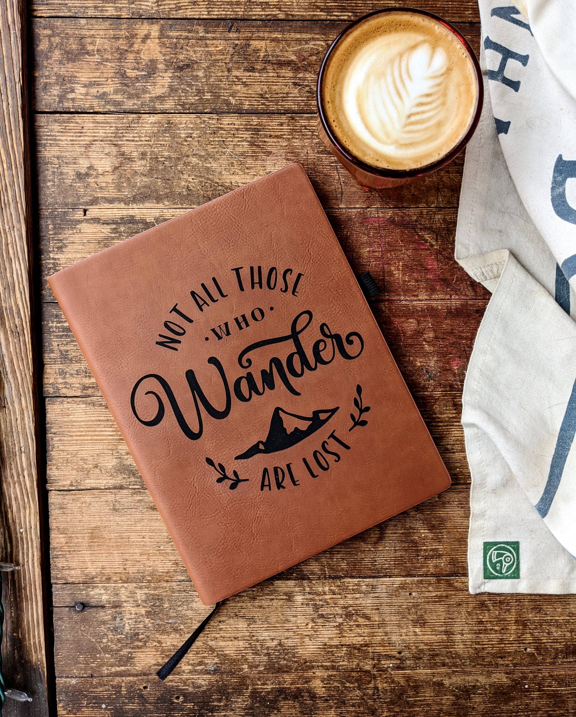 Not All Who Wander - Vegan Leather Journal (Vanlig størrelse) - Tea & Fables